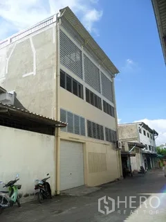 工厂 for rent in Thung Khru, Bangkok - 工厂侧面，可见大型通风百叶与卷闸门。