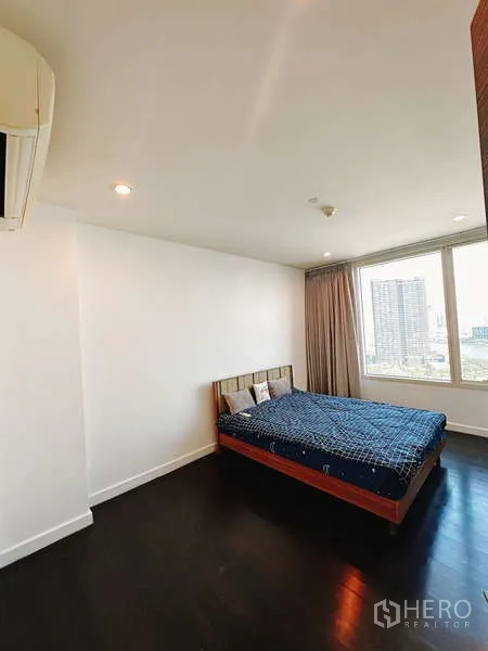 คอนโด ให้เช่าหรือขาย - ห้องนอนกว้างพร้อมหน้าต่างกรอบใหญ่และพื้นไม้สีเข้ม