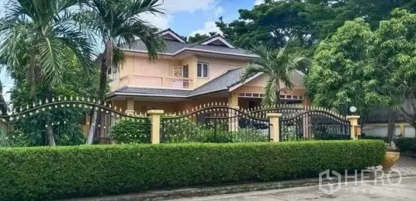 บ้าน ขายในPrawet, Bangkok - มุมมองจากถนนของบ้าน พร้อมรั้วเหล็กดัด ต้นปาล์ม และสวนร่มรื่น