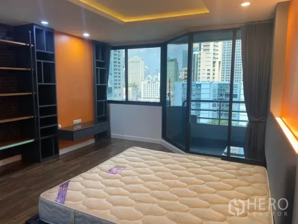 คอนโด ให้เช่าในKhlong Toei, Bangkok - ห้องนอนหลักพร้อมหน้าต่างกระจกมุมพาโนรามาวิวเมือง ชั้นบิลท์อิน และที่นอน