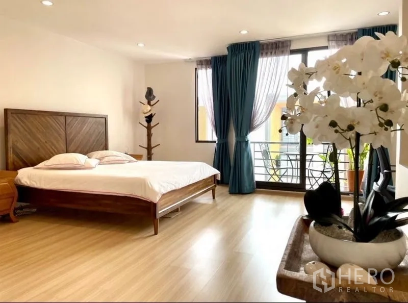 ทาวน์เฮาส์ ให้เช่าในSuan Luang, Bangkok - ห้องนอนหลักกว้าง เชื่อมระเบียง พร้อมหน้าต่างสูงจรดเพดาน