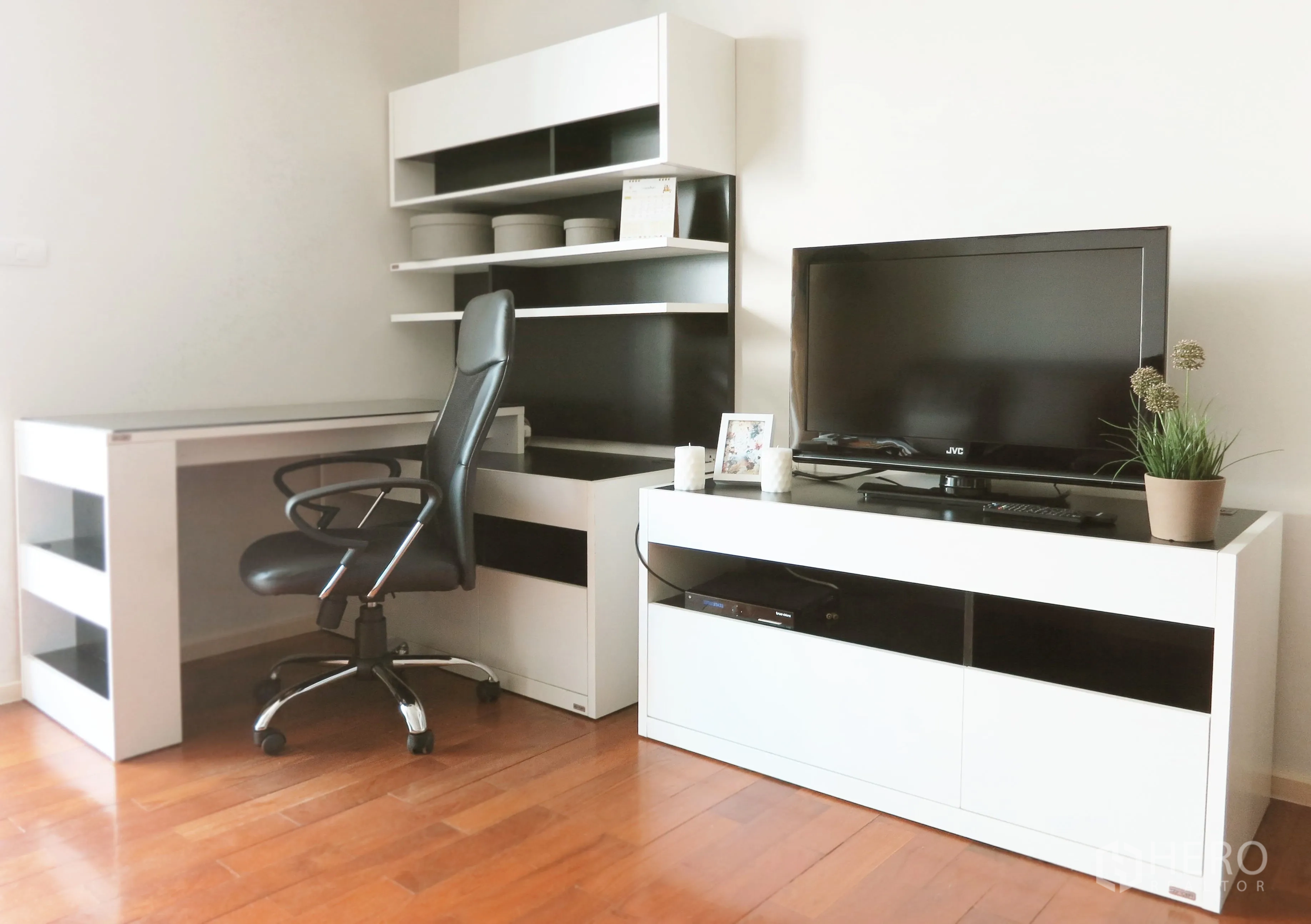 公寓 出租在Khlong Toei, Bangkok - 居家办公区，书桌与椅子，旁有电视柜与置物架，木地板。