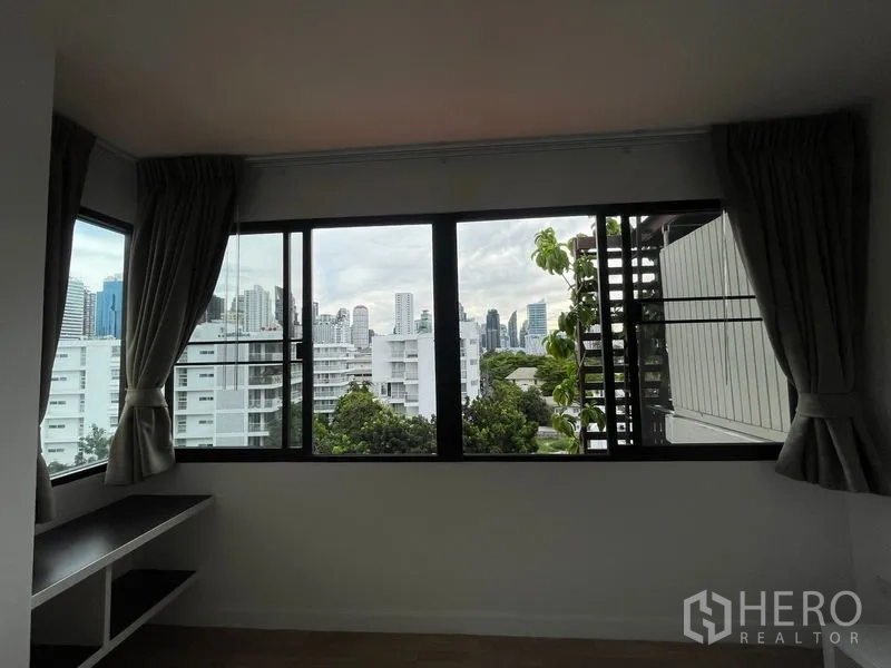 คอนโด ให้เช่าในWatthana, Bangkok - มุมมองสกายไลน์กรุงเทพจากหน้าต่างห้องนอน