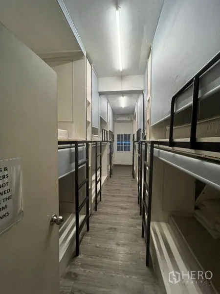 อาคารพาณิชย์ ให้เช่าหรือขายในWatthana, Bangkok - โถงทางเดินยาวเรียงเตียงสองชั้นทั้งสองฝั่ง ใต้ไฟเส้นยาว