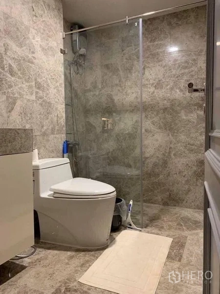 คอนโด ขายในKhlong Toei, Bangkok - ห้องน้ำปูกระเบื้องหินอ่อน พร้อมฝักบัวกั้นกระจกและสุขภัณฑ์สมัยใหม่