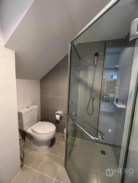 独立式住宅 出租在Suan Luang, Bangkok - 楼梯下的小卫生间，玻璃淋浴房