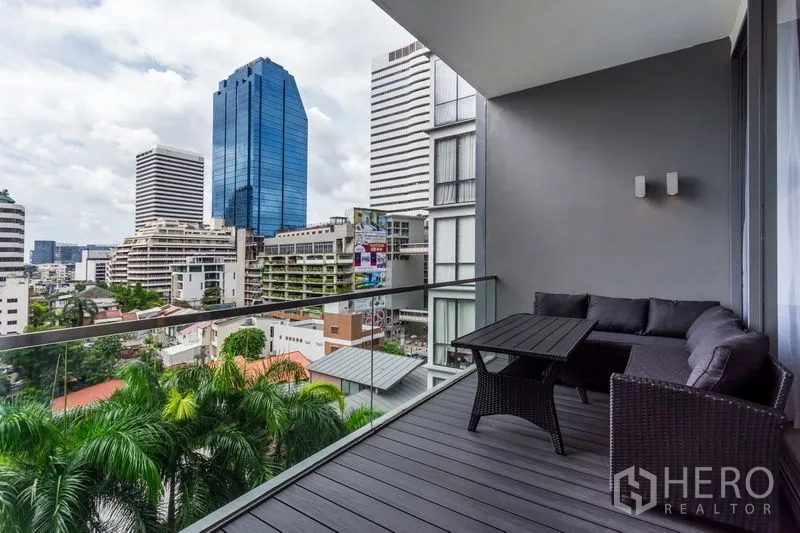 คอนโด ให้เช่าในKhlong Toei, Bangkok - ระเบียงส่วนตัวพร้อมโซฟากลางแจ้ง มองเห็นวิวสกายไลน์ย่านอโศก