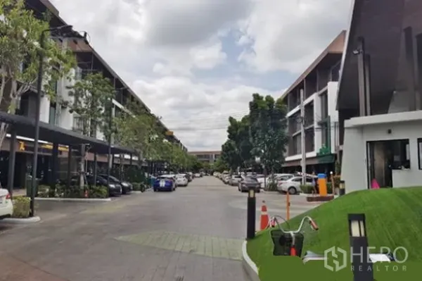 สำนักงานที่บ้าน ให้เช่าในPrawet, Bangkok - ถนนโครงการเชิงพาณิชย์ที่ร่มรื่น มีแถวโฮมออฟฟิศและที่จอดรถกว้างขวาง ภายในโครงการรั้วรอบ