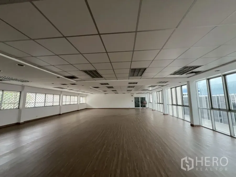 สำนักงาน ให้เช่าในWatthana, Bangkok - พื้นที่ทำงานสว่าง ไฟฝ้าแบบตะแกรง ช่องแอร์ และผนังกระจกสูงจรดเพดาน