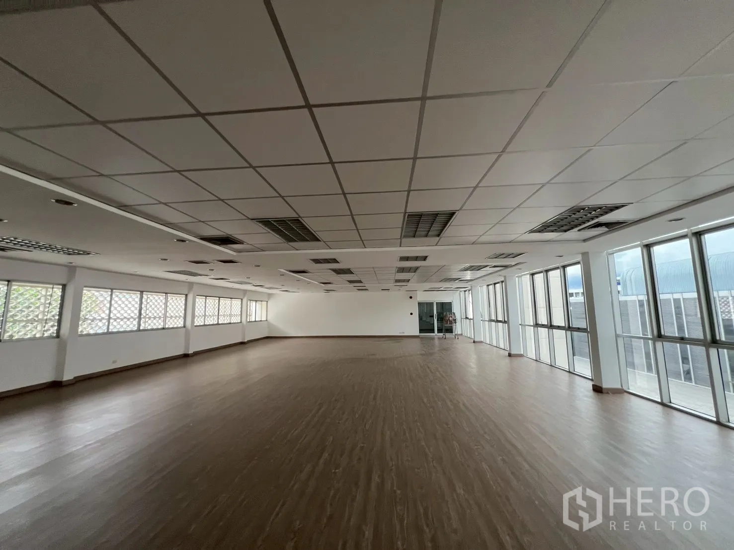 สำนักงาน ให้เช่าในWatthana, Bangkok - พื้นที่ทำงานสว่าง ไฟฝ้าแบบตะแกรง ช่องแอร์ และผนังกระจกสูงจรดเพดาน