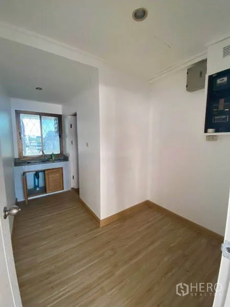 สำนักงาน ให้เช่าในKhlong Toei, Bangkok - มุมแพนทรีพร้อมอ่างล้างจาน หน้าต่าง และตู้เก็บของในตัวสำนักงาน