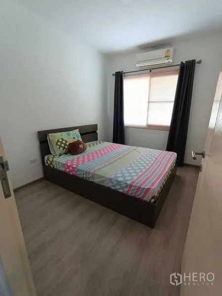 ทาวน์เฮาส์ ให้เช่าในPrawet, Bangkok - ห้องนอนขนาดกะทัดรัด เตียงหน้าต่าง ม่านทึบ และเครื่องปรับอากาศติดผนัง