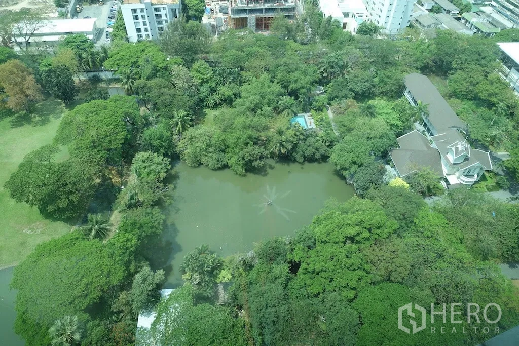 คอนโด ขายในPathum Wan, Bangkok - วิวมุมสูงของสวนสีเขียวและสระน้ำจากคอนโด