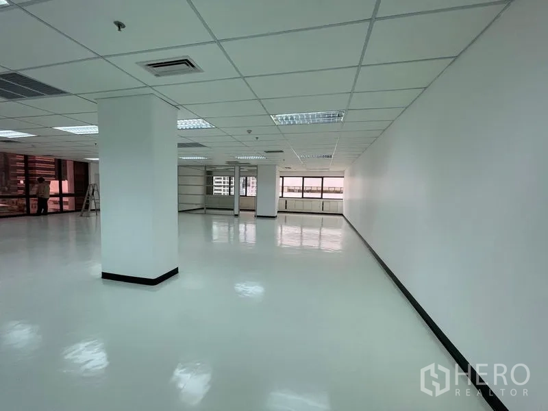 办公空间 出租在Bang Rak, Bangkok - 开放式办公楼层，方格吊顶、明亮照明与亮面地坪