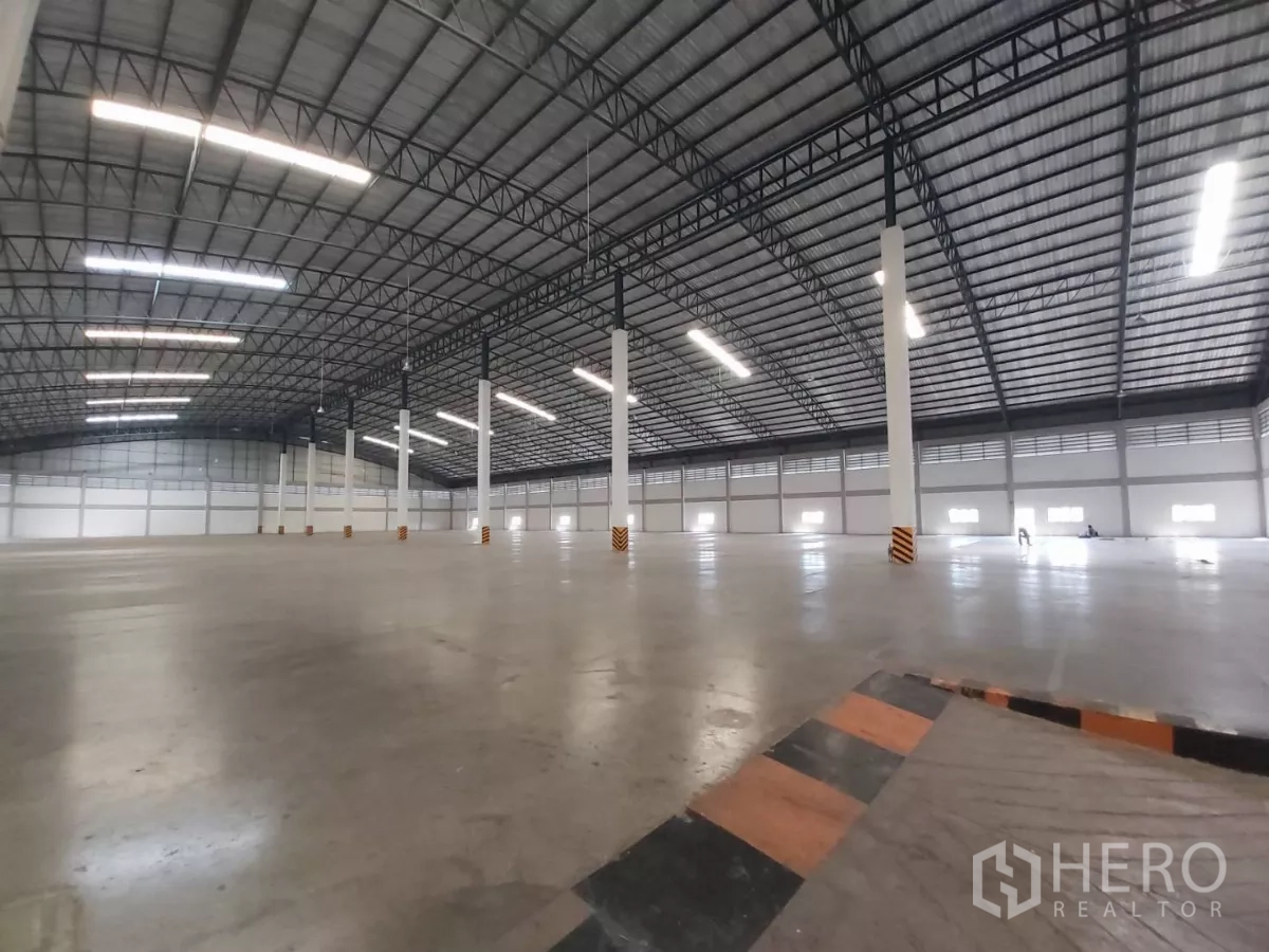 คลังสินค้า ให้เช่าในBang Bo, Samut Prakan - มองจากขอบทางลาดเข้าสู่โถงเก็บสินค้าขนาดใหญ่