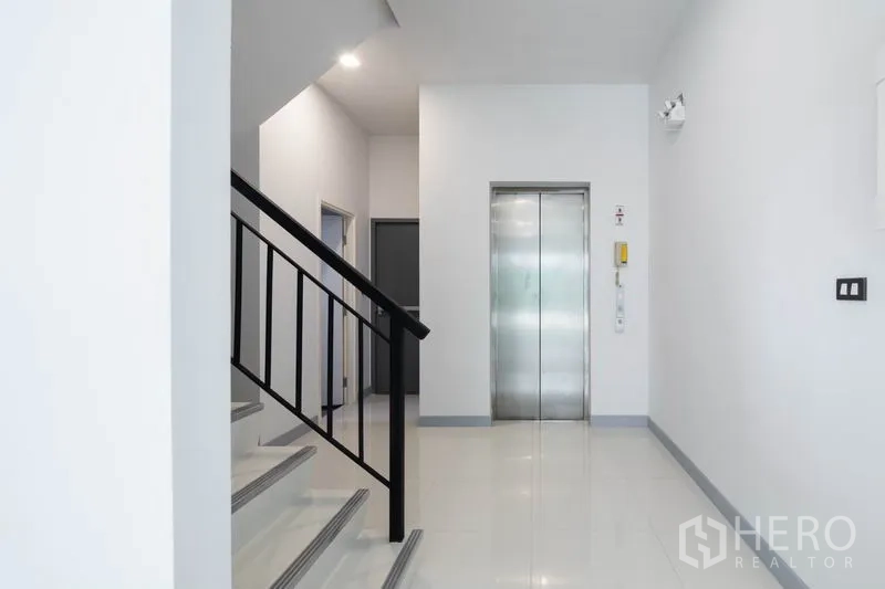 สำนักงานที่บ้าน ให้เช่าในBang Rak, Bangkok - โถงบันไดและลิฟต์ภายในอาคารโฮมออฟฟิศ งานตกแต่งเรียบหรู