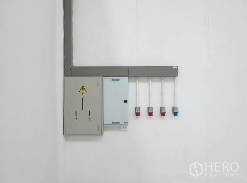 货栈 出租在Lopburi - 安装在白墙上的工业电控柜与电源插座