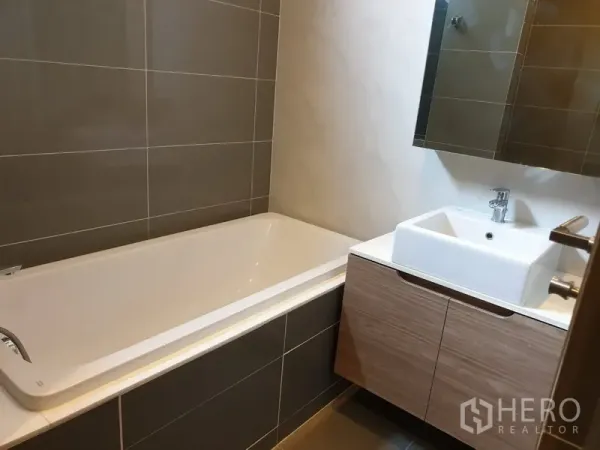 คอนโด ให้เช่าในWatthana, Bangkok - ห้องน้ำพร้อมอ่างอาบน้ำขนาดเต็ม ตู้ลอย อ่างล้างหน้าทรงเหลี่ยม และตู้กระจก