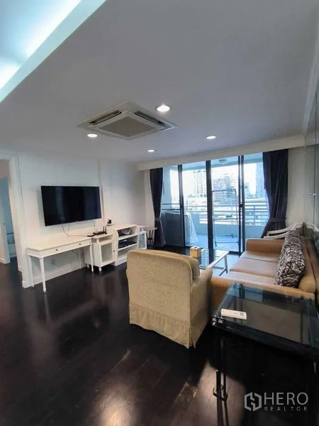 คอนโด ให้เช่าในWatthana, Bangkok - ห้องนั่งเล่นพร้อมชุดโซฟา ทีวีติดผนัง และทางออกสู่ระเบียง