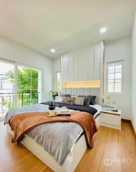 บ้าน ให้เช่าในPrawet, Bangkok - ห้องนอนใหญ่สว่าง โปร่งด้วยหน้าต่างบานใหญ่ ประตูบานเลื่อนออกระเบียงและพื้นไม้.