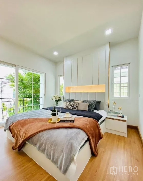 บ้าน ให้เช่าในPrawet, Bangkok - ห้องนอนใหญ่สว่าง โปร่งด้วยหน้าต่างบานใหญ่ ประตูบานเลื่อนออกระเบียงและพื้นไม้.