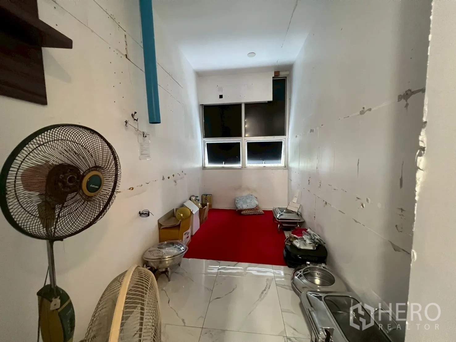 零售空间 出租在Watthana, Bangkok - 小型杂物间，白色地砖、小窗户与杂项设备