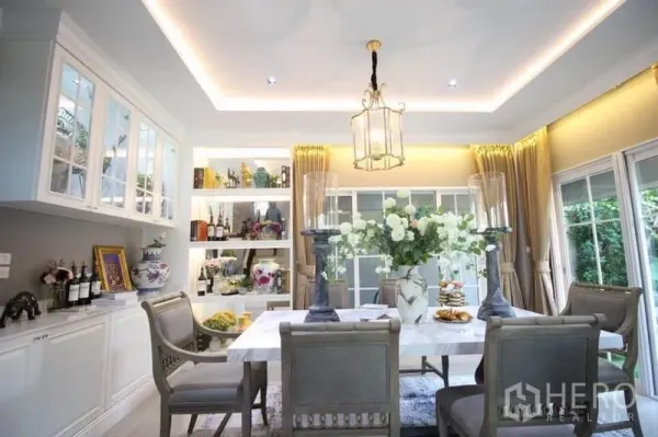 บ้าน ให้เช่าหรือขายในLat Phrao, Bangkok - ห้องทานอาหารโต๊ะหินอ่อน โคมไฟสไตล์คลาสสิก ชั้นวางของบิลต์อินและวิวสวน