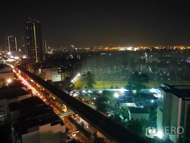 คอนโด ให้เช่าหรือขายในWatthana, Bangkok - วิวเมืองยามค่ำจากชั้นสูง เห็นแนวรถไฟฟ้า BTS และสนามกีฬาเปิดไฟ