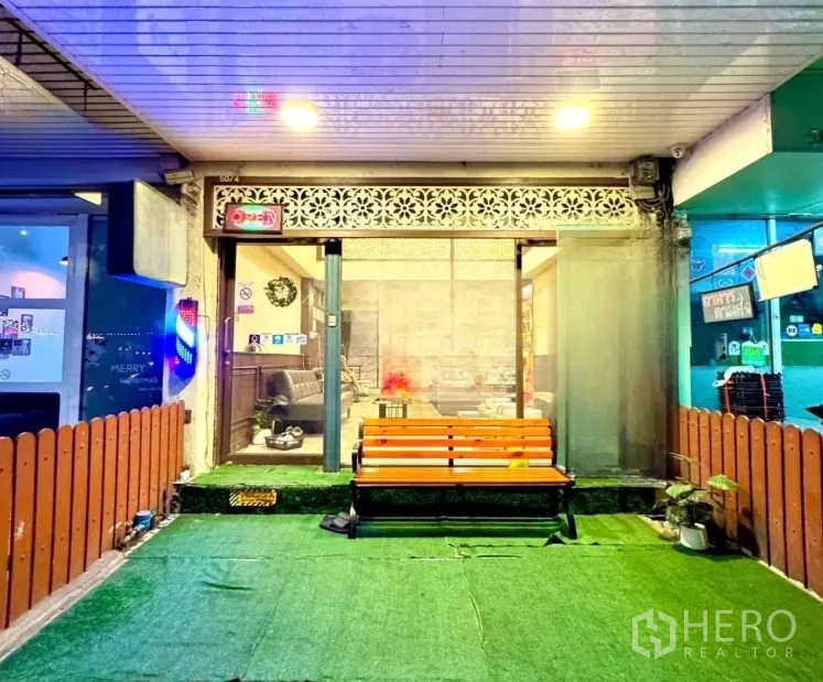 อาคารพาณิชย์ ให้เช่าในWatthana, Bangkok - หน้าร้านมีม้านั่งสีส้มและประตูกระจกบานเลื่อน