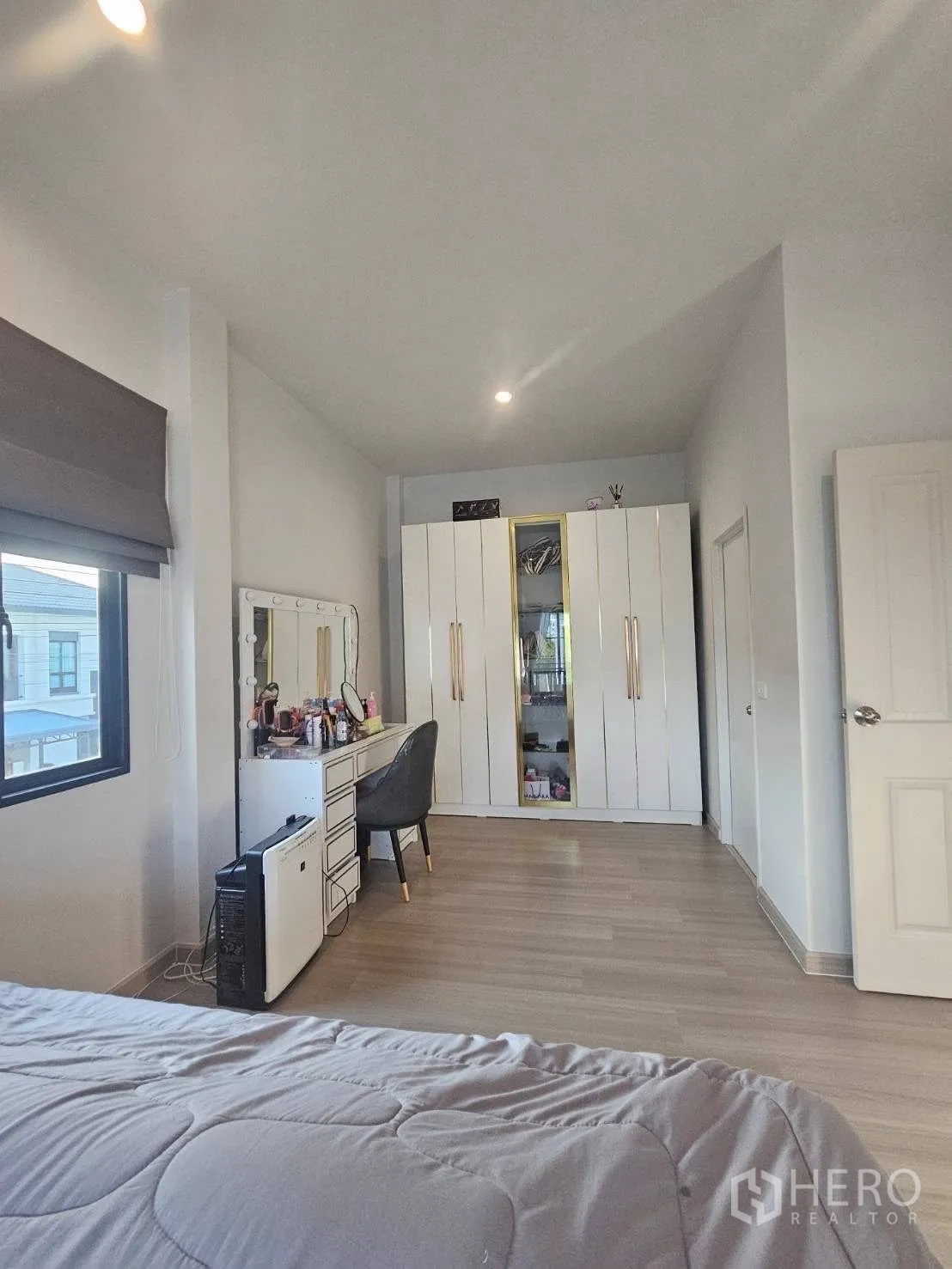 Detached House for rent in Khlong Sam Wa, Bangkok - Bedroom corner with dressing table, large wardrobe and laminate floors.