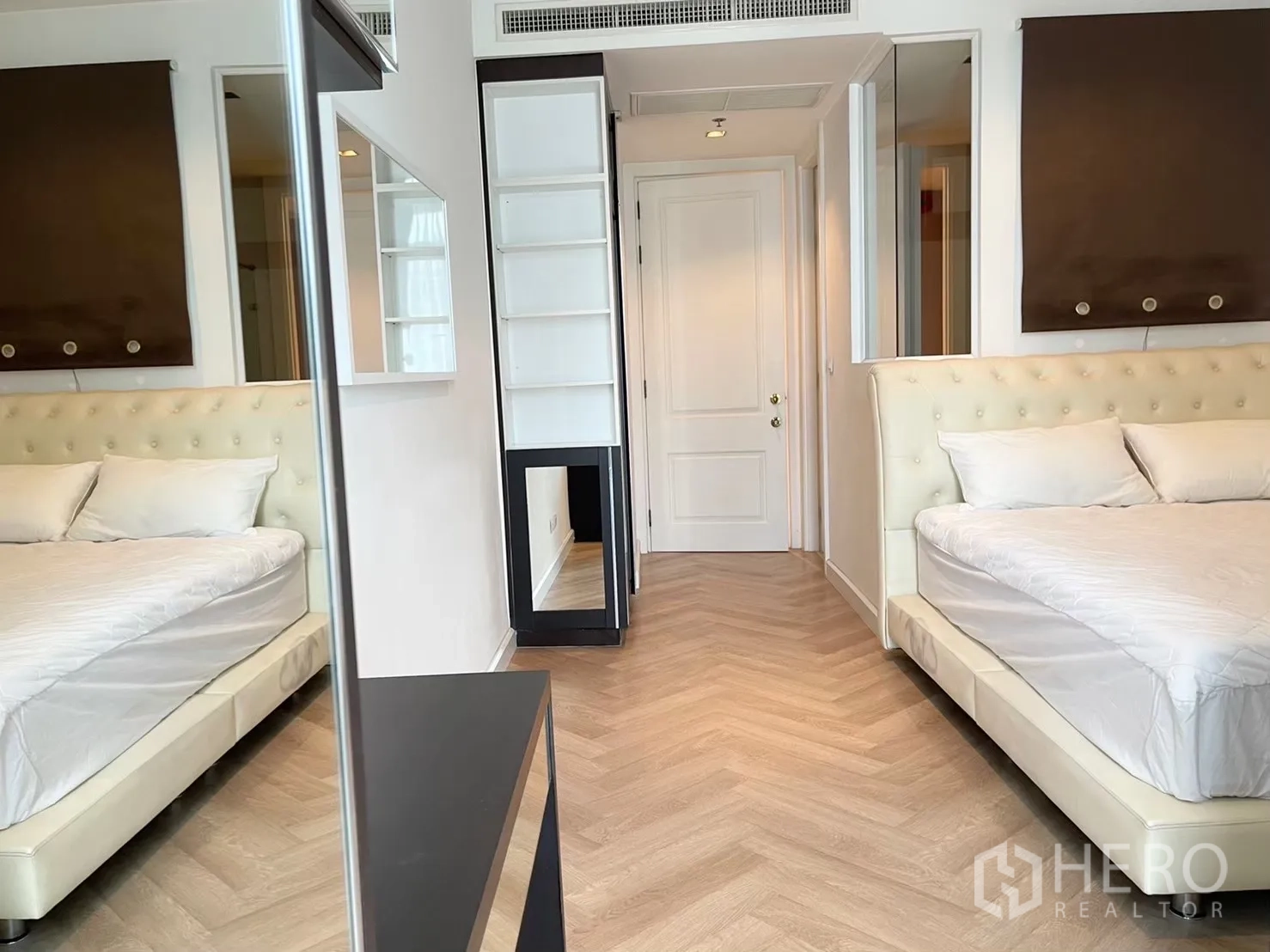คอนโด for rent in Pathum Wan, Bangkok - ห้องนอนที่สองพร้อมเตียงบุผ้า กระจกตกแต่ง และชั้นวางบิลท์อิน