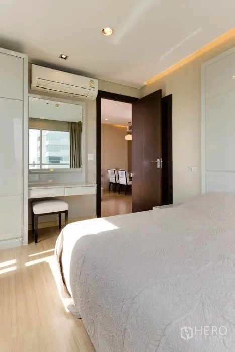 คอนโด ให้เช่าในRatchathewi, Bangkok - ห้องนอนใหญ่แสงธรรมชาติ ตู้บิลท์อิน โต๊ะเครื่องแป้ง โทนสีกลาง