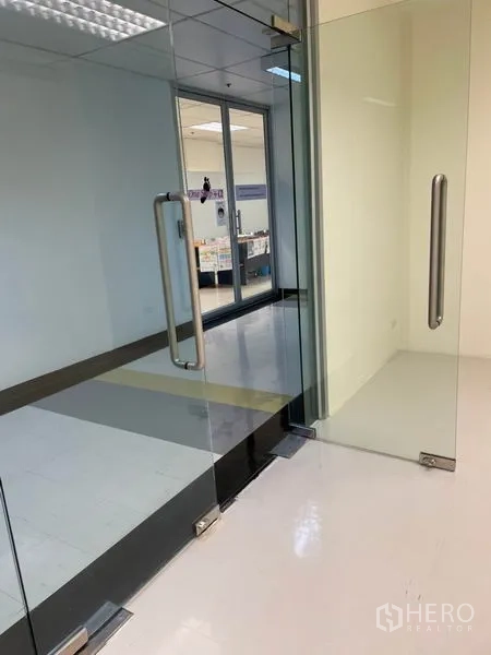 Office Space for rent in Khlong Toei, Bangkok - Entrance corridor with clear glass doors and stainless handles leading into the office unit.