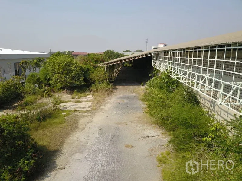 工厂 出售在Samut Prakan - 仓库侧边带顶装卸区与车道