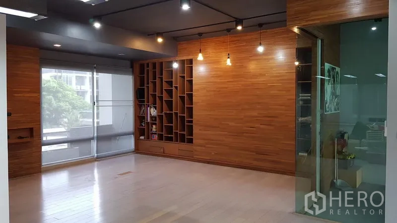 สำนักงานที่บ้าน ขายในWang Thonglang, Bangkok - พื้นที่ทำงานแบบโอเพ่นที่มีผนังไม้ ตู้บิลท์อิน และผนังกระจก