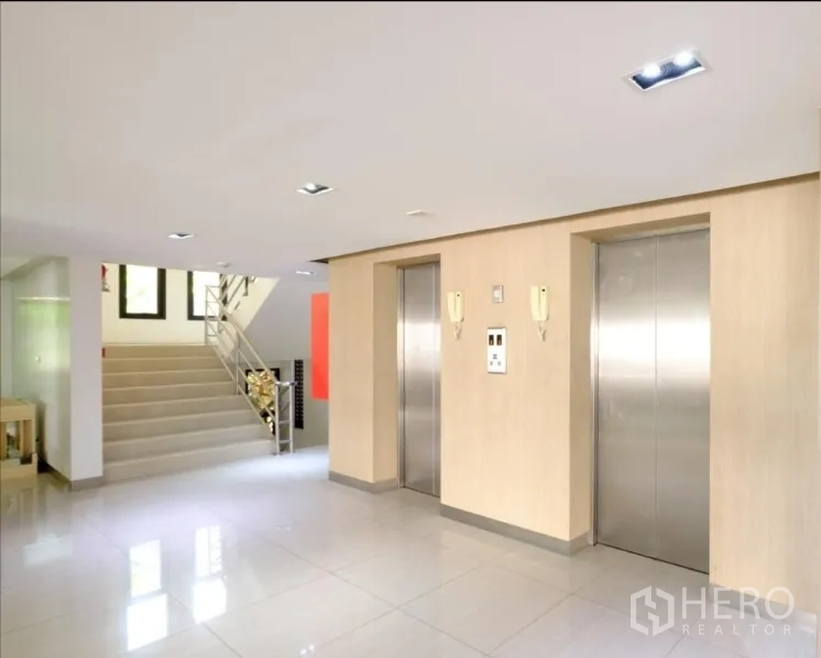 สำนักงาน ให้เช่าในChatuchak, Bangkok - โถงอาคารสำนักงานสมัยใหม่ มีลิฟต์สแตนเลสสองตัวและบันได