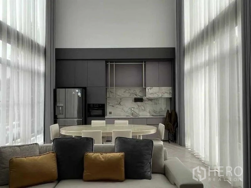 บ้าน ให้เช่า - ห้องน้ำสปา อ่างอาบน้ำเดี่ยวแบบตั้งพื้น ฝักบัวทองเหลือง และผนังกระจก.