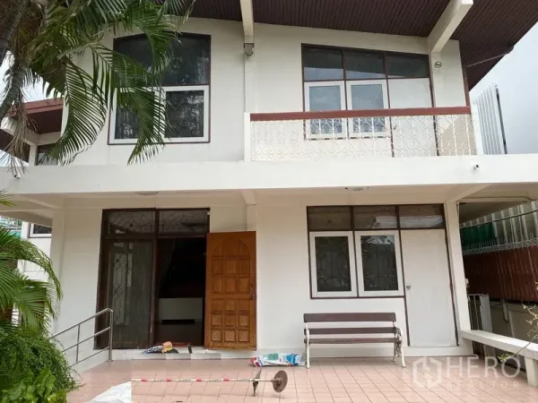 บ้าน ให้เช่าในKhlong Toei, Bangkok - ด้านหน้าบ้านเดี่ยวสองชั้นพร้อมระเบียงและลานกระเบื้องกว้าง