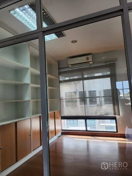 ทาวน์เฮาส์ ให้เช่าหรือขายในWang Thonglang, Bangkok - ห้องกั้นกระจกพร้อมชั้นบิวท์อินและม่านม้วน