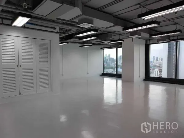 สำนักงาน ให้เช่า - มุมออฟฟิศสว่าง มีตู้บานเกล็ดและกระจกเต็มบานมองเห็นวิวกรุงเทพฯ.