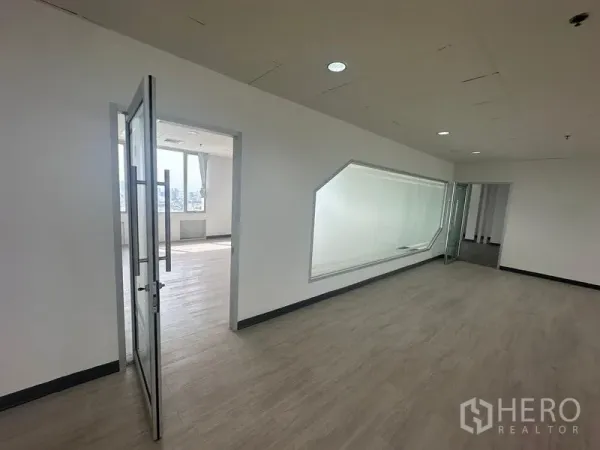 สำนักงาน ให้เช่า - ห้องทำงานส่วนตัว มีกระจกภายในทรงเหลี่ยมและประตูกระจกในโทนโมเดิร์น