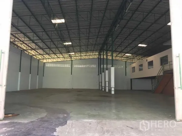 คลังสินค้า ให้เช่าในBang Phli, Samut Prakan - พื้นที่ภายในโกดังโล่ง เพดานโครงเหล็กสูง มีสกายไลท์และพื้นคอนกรีตสำหรับขนถ่าย