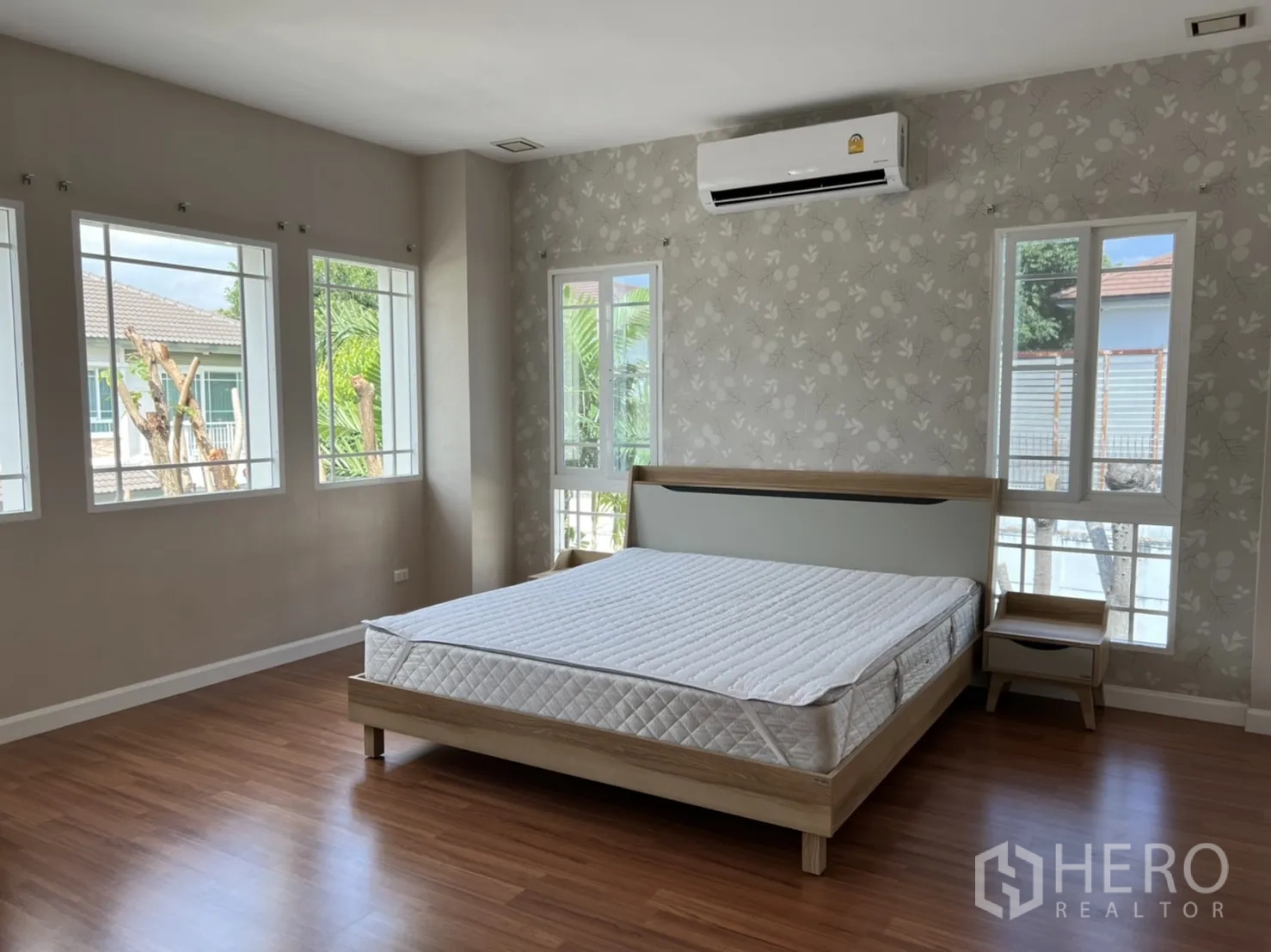 Detached House for rent in Bang Kapi, Bangkok - Spacious master bedroom with multiple windows, air‑conditioner, and a large bed frame.