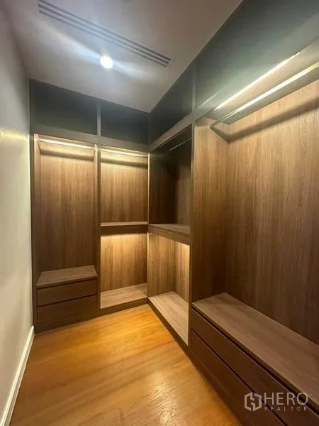Condominium for rent in Pathum Wan, Bangkok - Walk-in closet featuring wood cabinetry and integrated lighting.