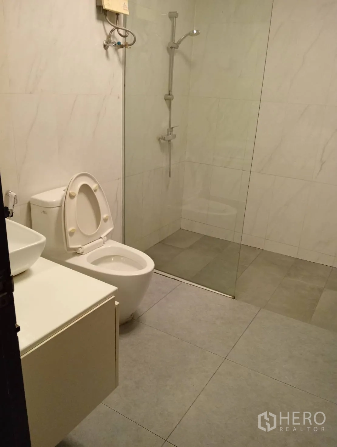 สำนักงานที่บ้าน ให้เช่าในKhlong Toei, Bangkok - ห้องน้ำรีโนเวทใหม่ ฝักบัวกั้นกระจก อ่างล้างหน้าและโถสุขภัณฑ์