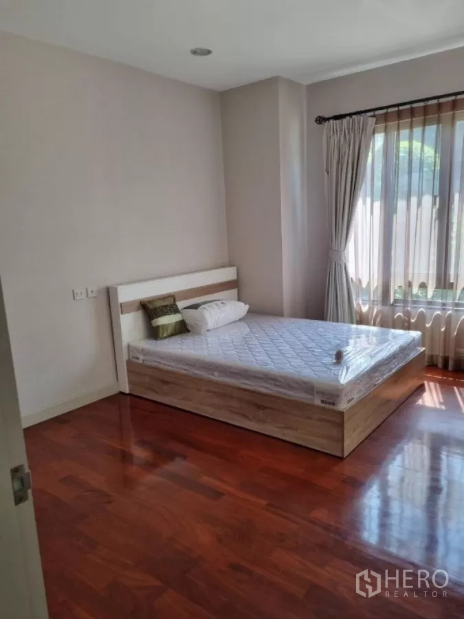 บ้าน ให้เช่าในMueang Nonthaburi, Nonthaburi - ห้องนอนสว่าง พื้นไม้เงางาม พร้อมเตียงขนาดควีนใกล้หน้าต่างบานใหญ่