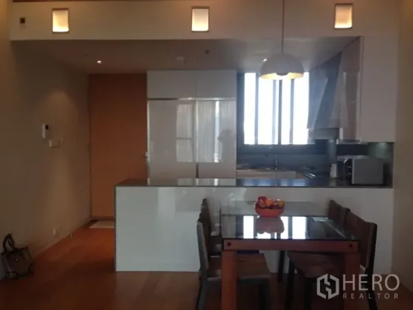 คอนโด ให้เช่าในSathon, Bangkok - ครัวเปิดตู้สีขาว มีไอส์แลนด์ โคมไฟแขวน และโต๊ะอาหารสี่ที่นั่ง