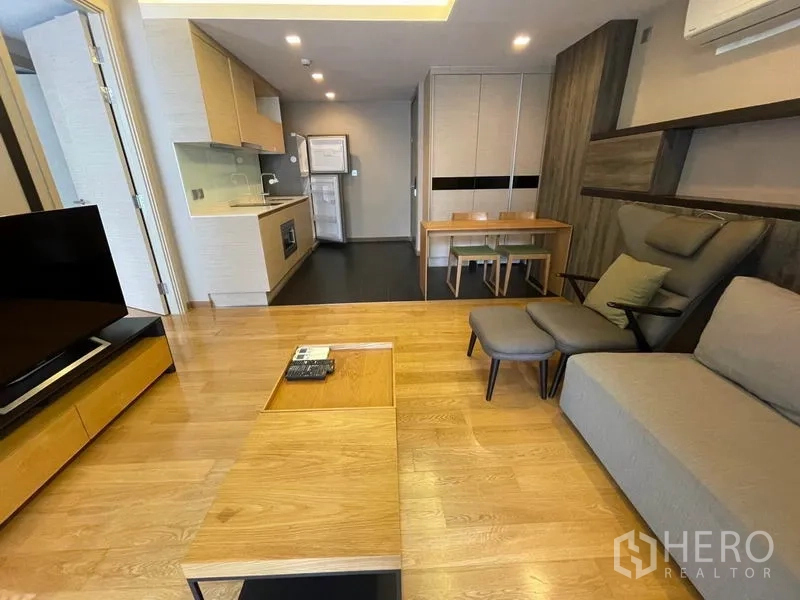 คอนโด ขายในWatthana, Bangkok - มุมพักผ่อนมีชั้นบิวท์อิน ชุดทานอาหาร และมินิครัวในคอนโดโมเดิร์น