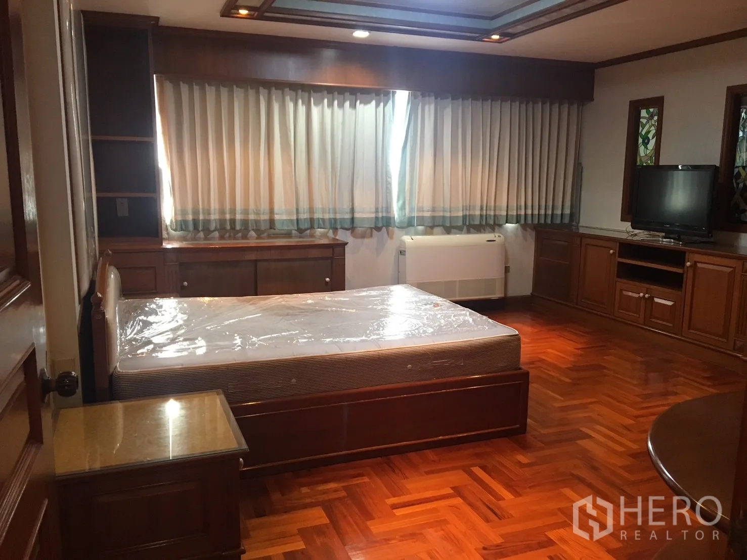 คอนโด ให้เช่าในWatthana, Bangkok - ห้องนอนหลักพร้อมตู้บิลท์อิน พื้นปาร์เกต์ หน้าต่างบานกว้างพร้อมผ้าม่าน และตู้วางทีวี