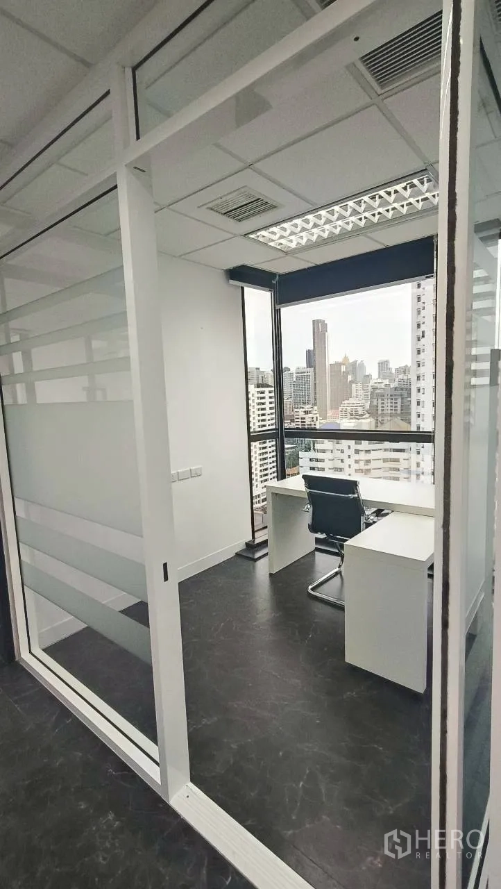 ออฟฟิศ for rent in Ratchathewi, Bangkok - ห้องทำงานมุมพร้อมโต๊ะทำงานมองเห็นวิวเมือง.